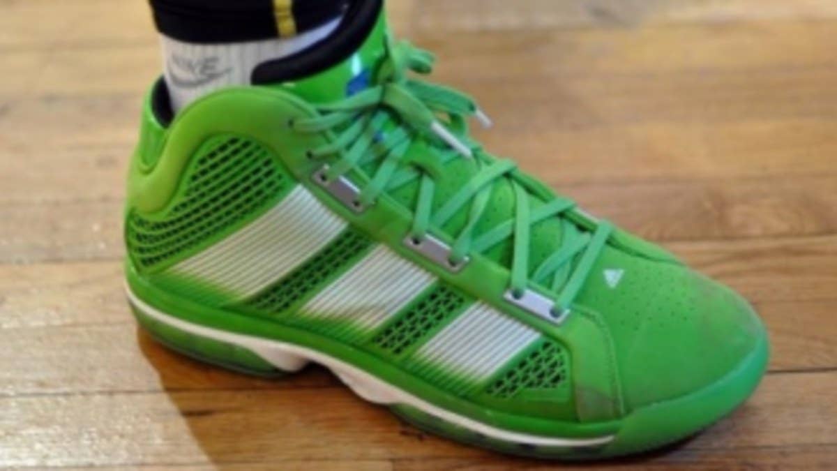 Our latest look at Dwight Howard's St. Patrick's Day shoe reveals a tribute to one of the men that shaped his basketball career.