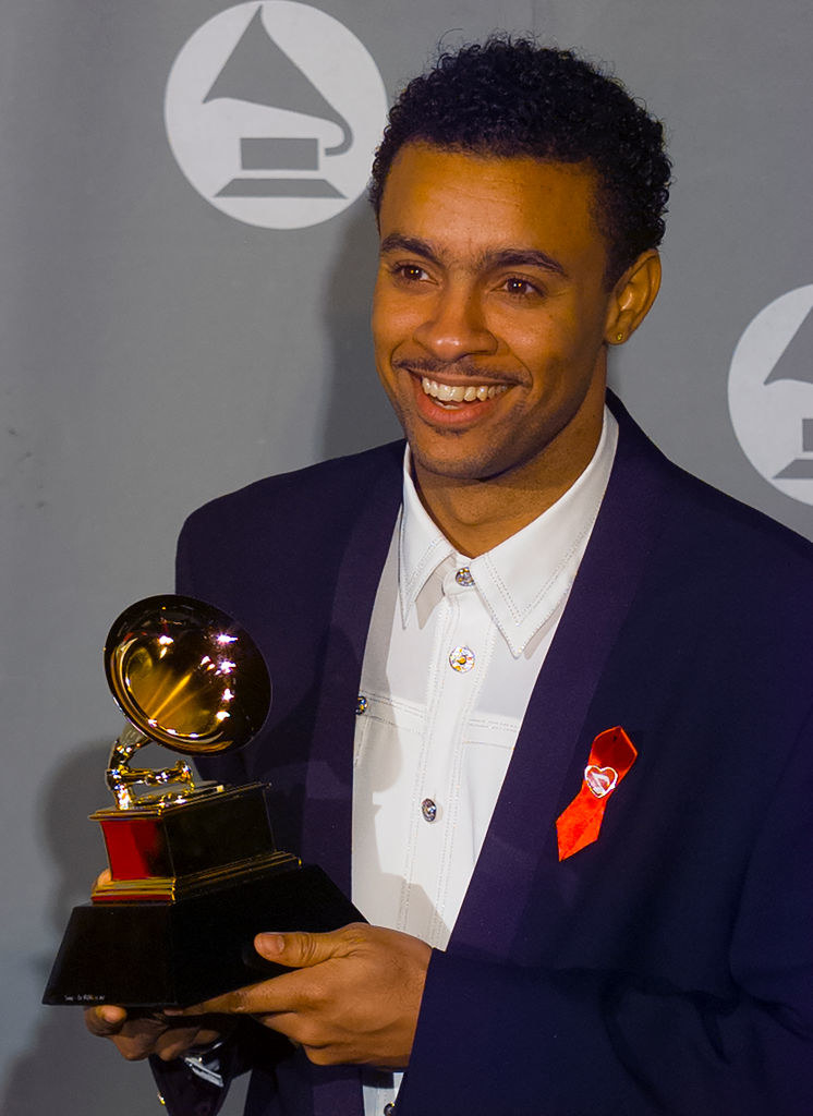 Shaggy posing for photographers with his Grammy