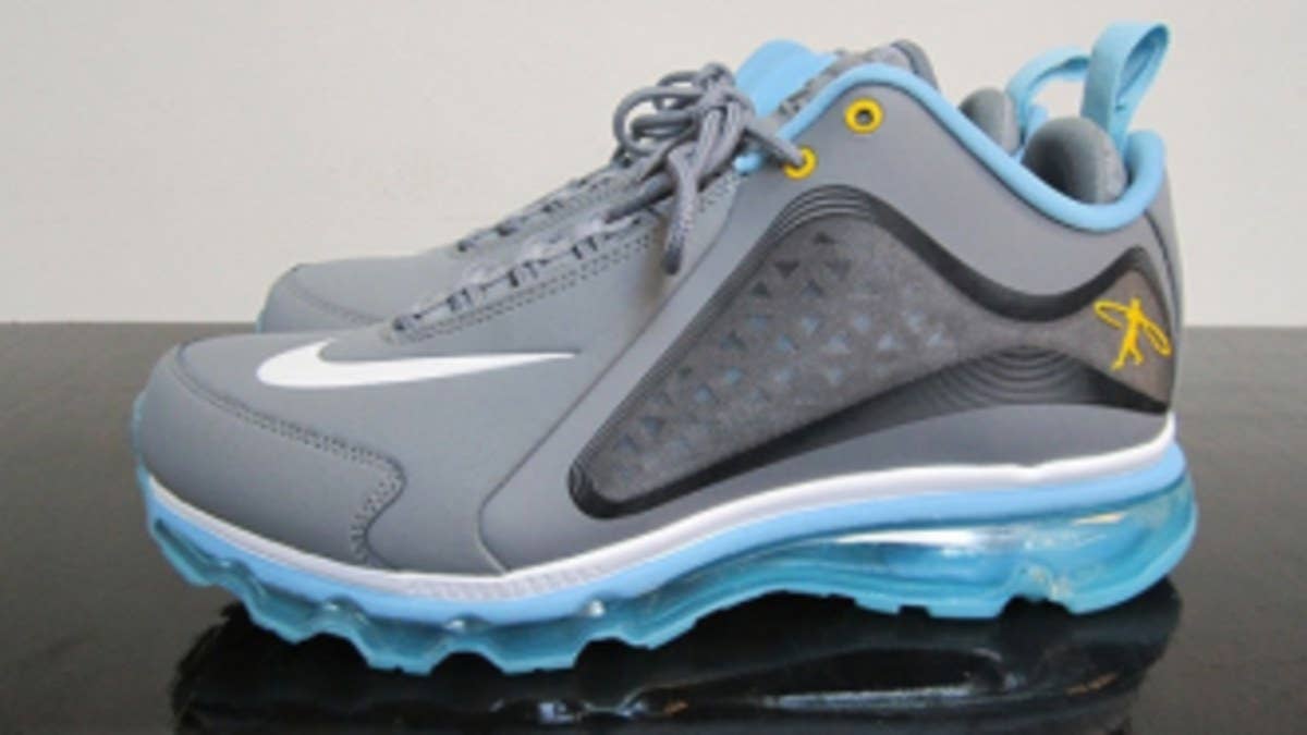 Debuted on the MLB diamond in cleated form for Jackie Robinson Day back in April, the new Nike Air Griffey Max 360 has finally started to hit retail in the "Cool Grey" colorway.