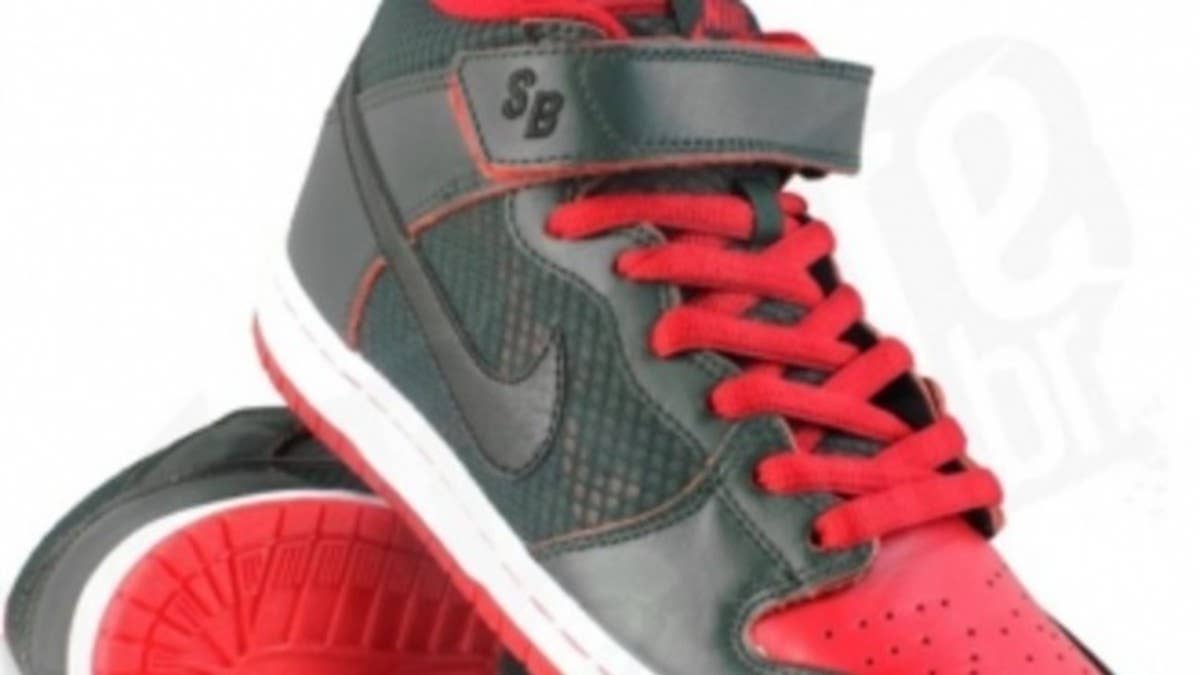 A never before used combination of materials helps bring this all new SB Dunk Mid to life for the spring.