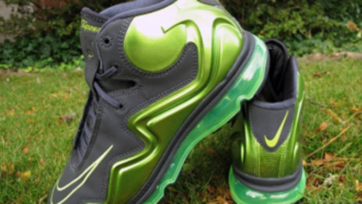 The Air Max Flyposite continues its off-field debut with this latest release inspired by the University of Oregon Ducks.  