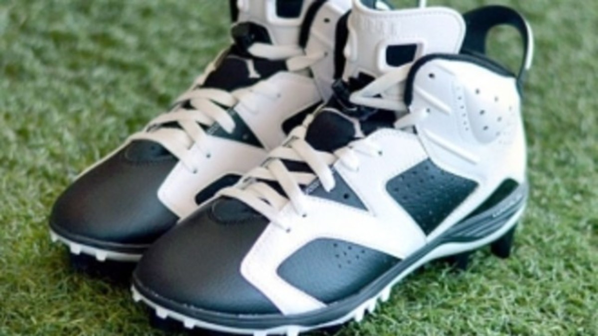 What Pros Wear: Dak Prescott's Jordan 11 Cool Grey Cleats - What