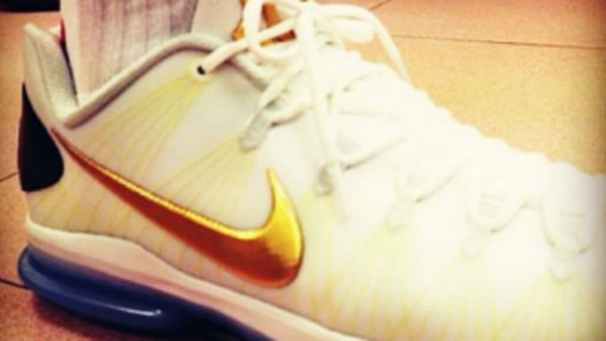 Like last season, the Nike Elite Series 2.0 will begin with releases in white and black with championship gold accents.