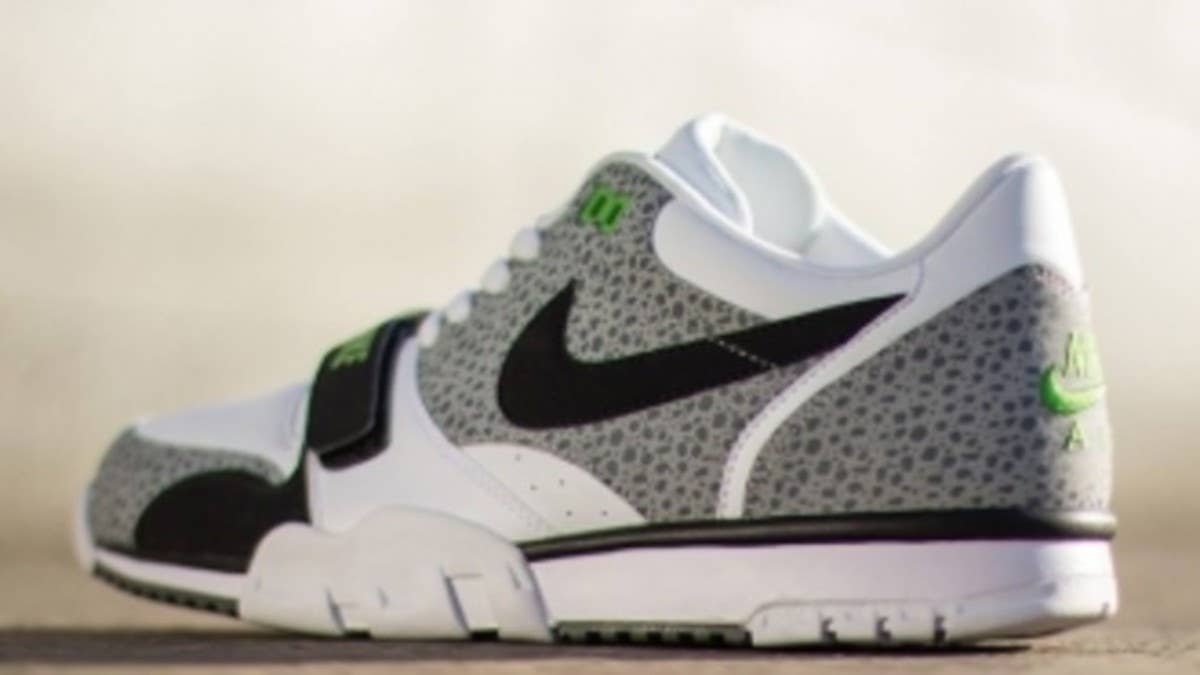 A blend of original elements come together in this all new take on the Air Trainer 1 Low.