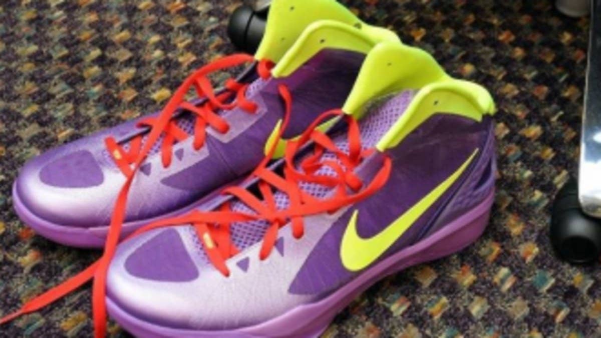 Following last year's much talked about "Grinch" Hyperdunk 2010 PE, Los Angeles Lakers forward Pau Gasol once again laced up a pair of special kicks for Christmas Day.