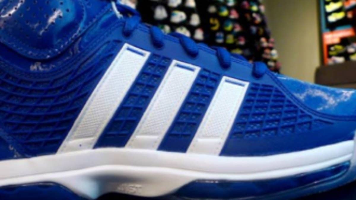 Dwight Howard's new adidas signature kicks aren't due out in Orlando Magic colorways until later this fall, but team players can get a jump on things by picking up the new shoe in a variety of Team Bank styles today.