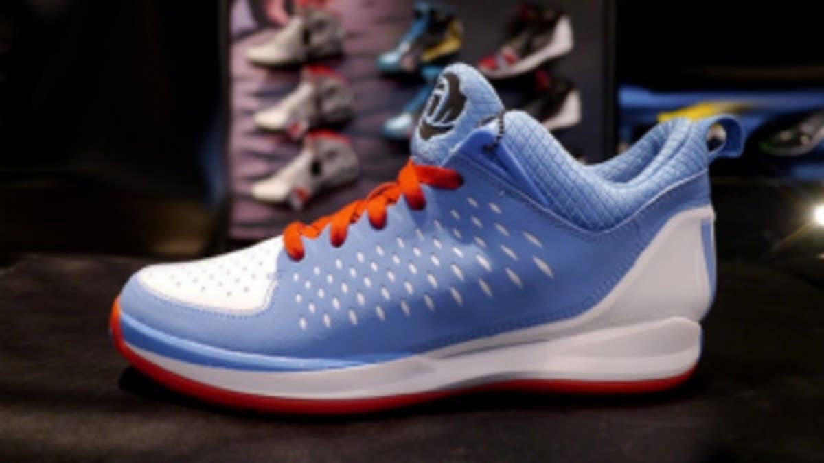 Continuing to draw inspiration from the city Derrick Rose has always called home, adidas drops the adidas Rose 3 Low in the colors of the Chicago flag.