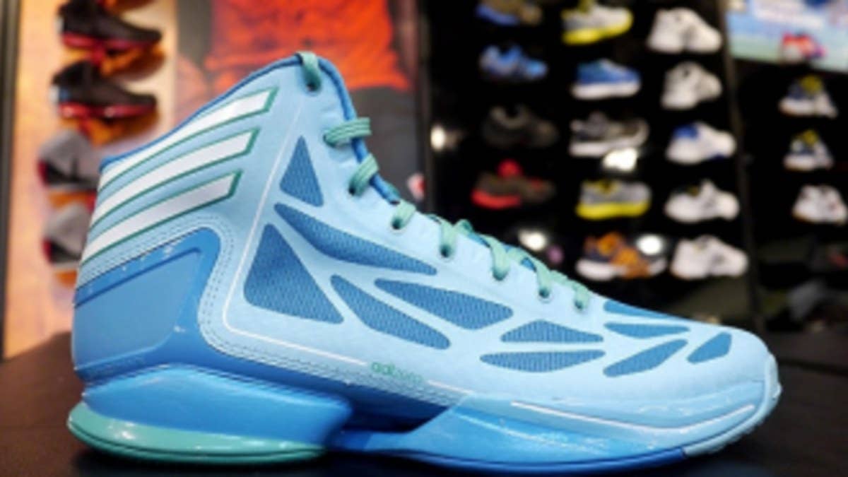 Another new colorway of the adidas adizero Crazy Light 2 has started to make its way to stores.