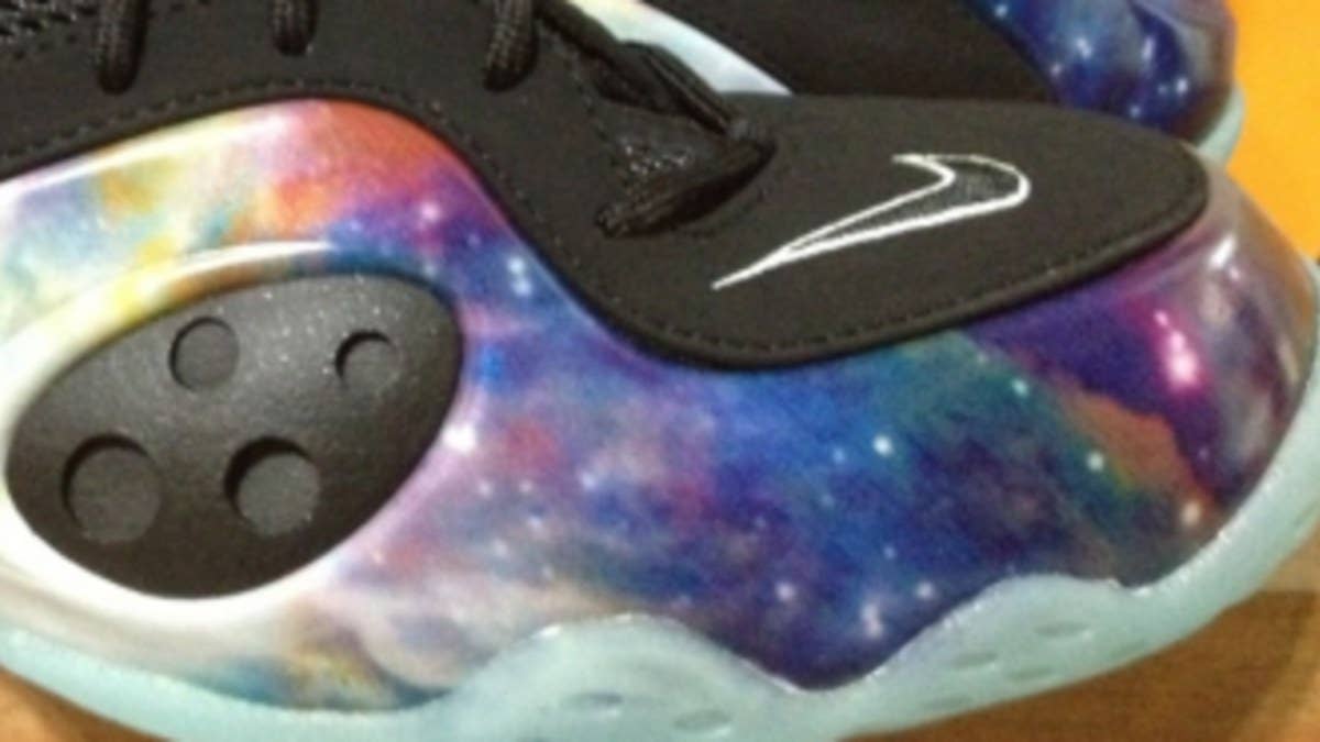 Six months after the "Galaxy" Nike Air Foamposite One caused absolute mayhem at retailers worldwide, Penny Hardaway's Rookie hybrid surfaces with a similar theme.