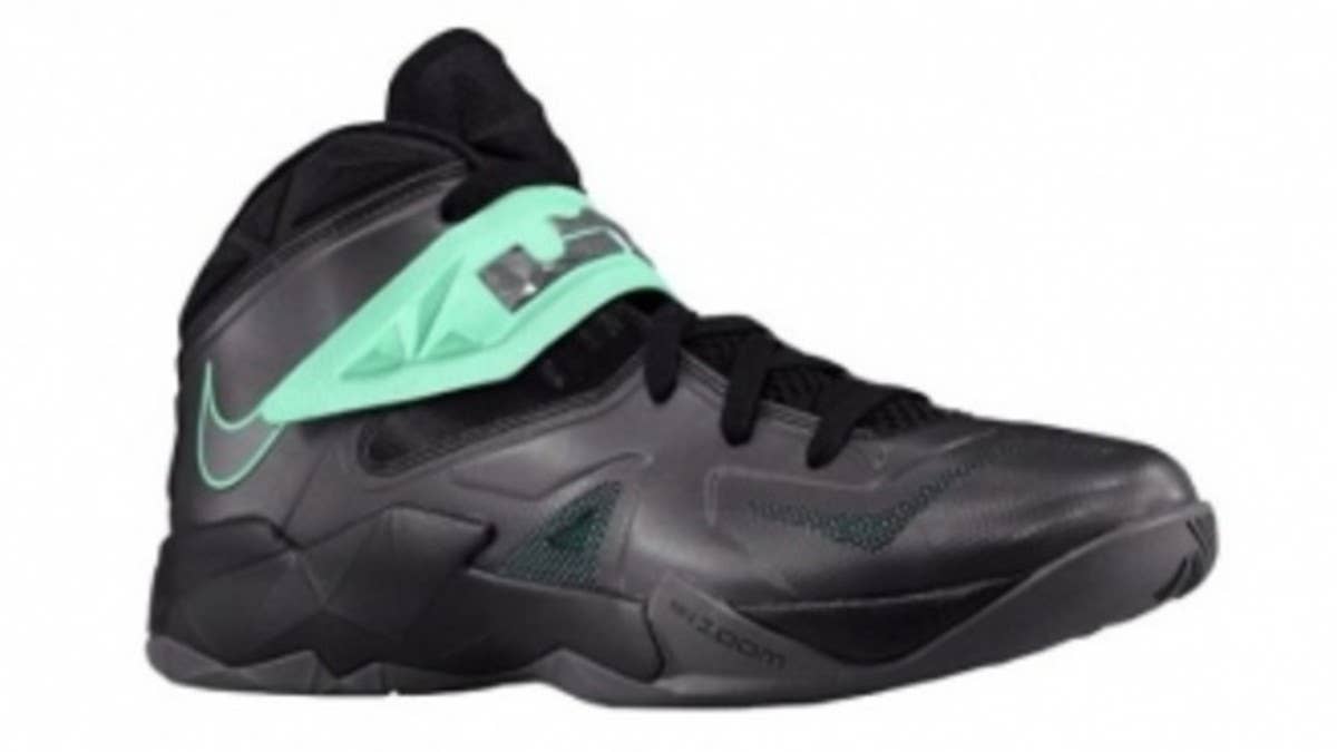 Green glow makes its way onto this latest release of the performance-driven Zoom Soldier VII by Nike Basketball.