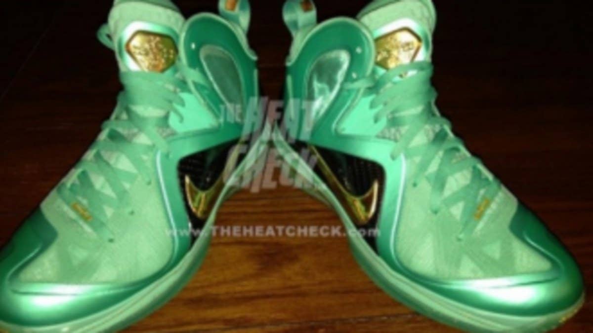 Last summer saw Nike Basketball cook up several LeBron 9 PS Elite PEs such as this never before seen Statue of Liberty edition.
