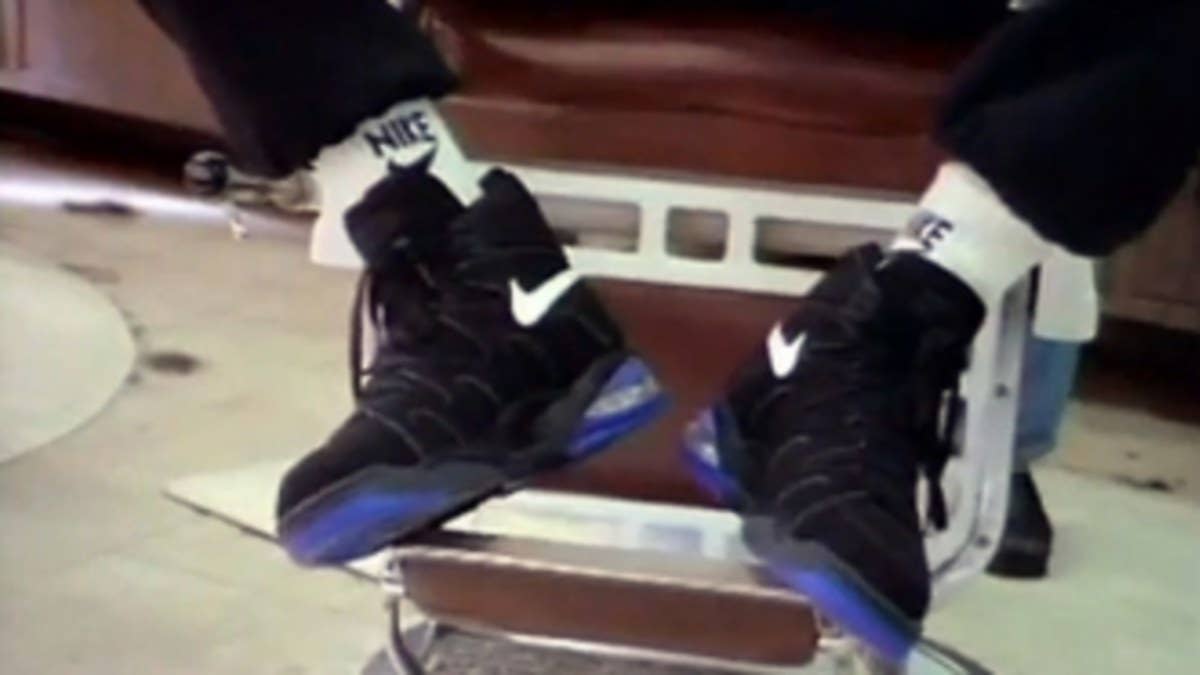 Today we'll check out one of the classic Nike Basketball "Barbershop" commercials with Alonzo Mourning and Chris Webber in the Nike Air Max Strong.