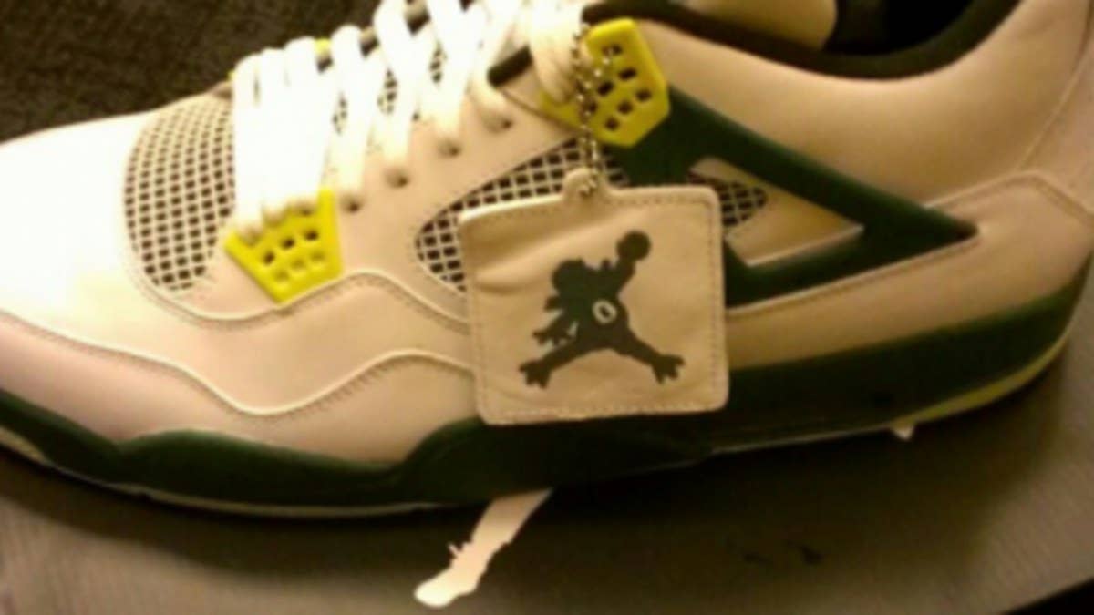 Making sure the hoops squad isn't forgotten, Nike recently hooked up the University of Oregon Basketball program with this limited "Jumpduck" edition Air Jordan 4 Retro.  