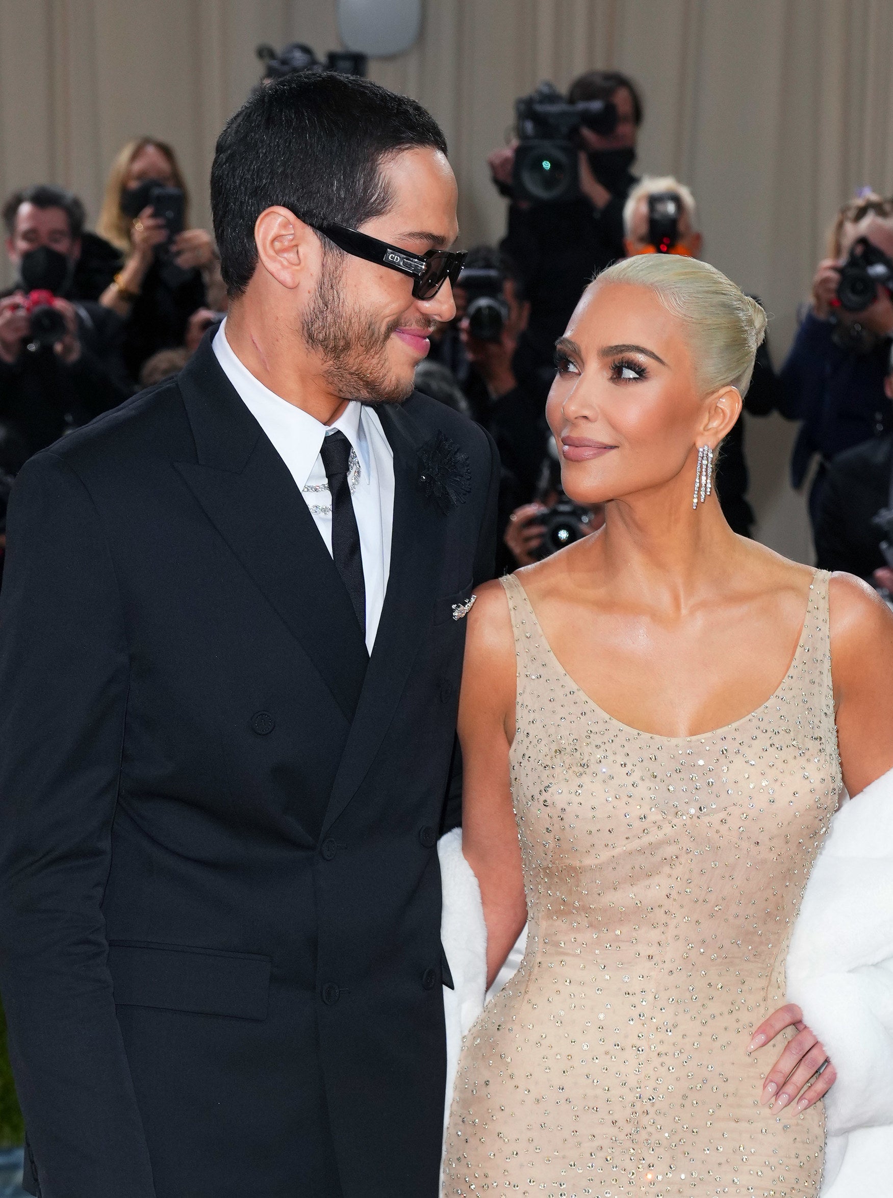 Pete and Kim looking at each other at the Met Gala