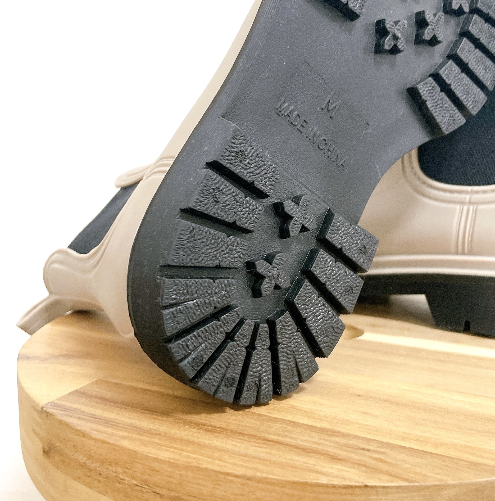 WORKMAN（ワークマン）のおすすめシューズ「全天候型 防水シューズ」