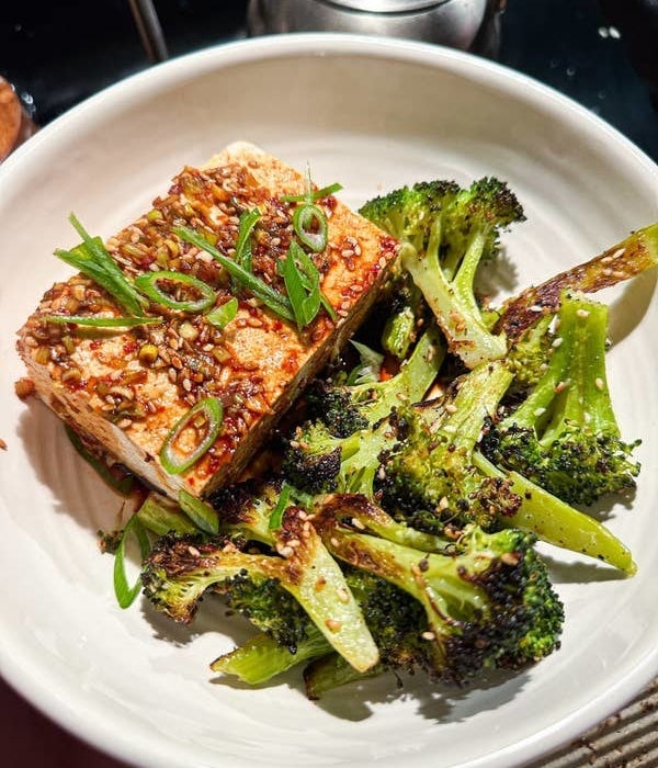 tofu with spicy garlic sauce and broccoli