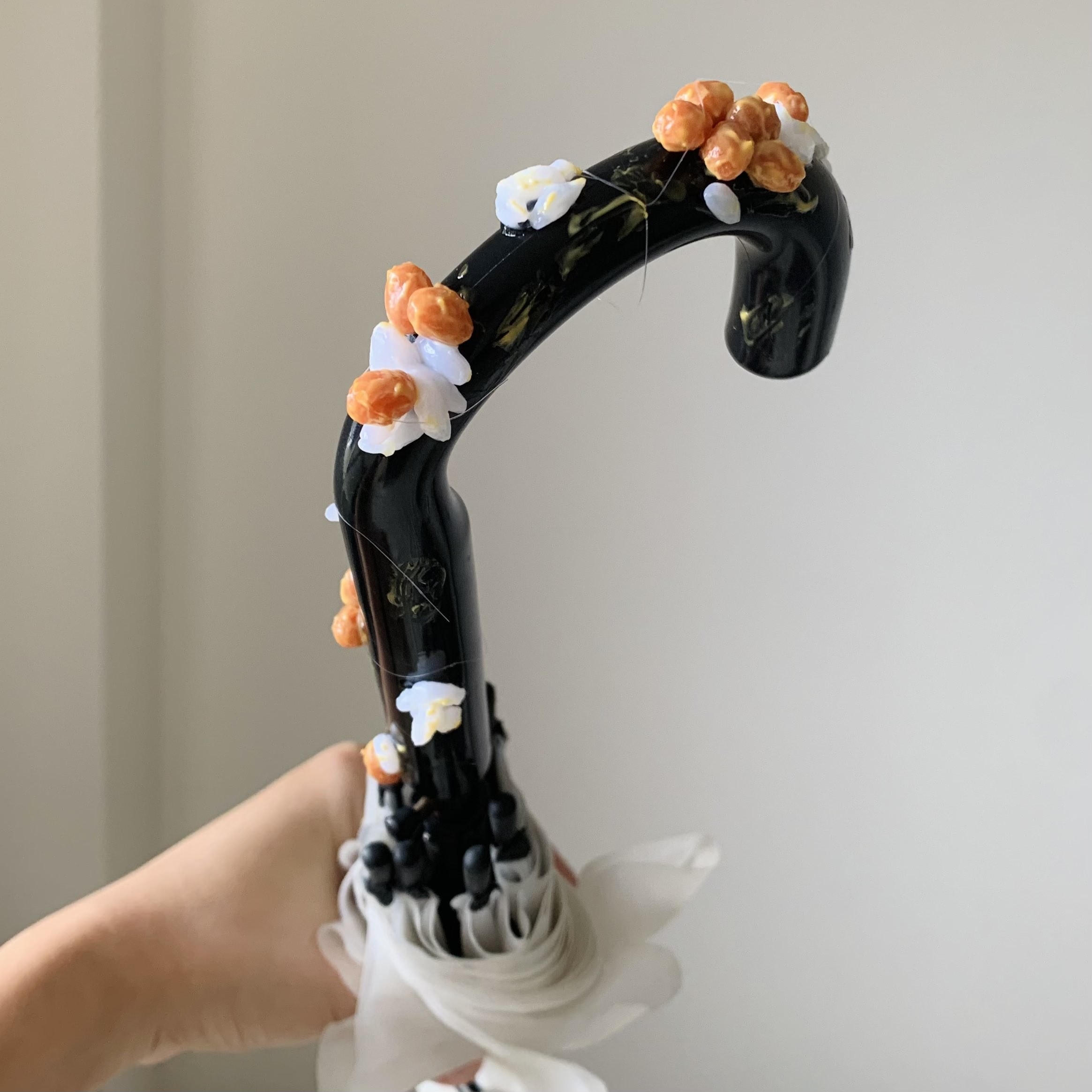 傘の柄に“納豆ごはん”がベッタリ…。「絶対に持っていかれない傘」