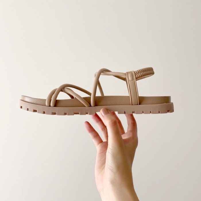 GUのオススメのファッション「ナローストラップフラットサンダル」