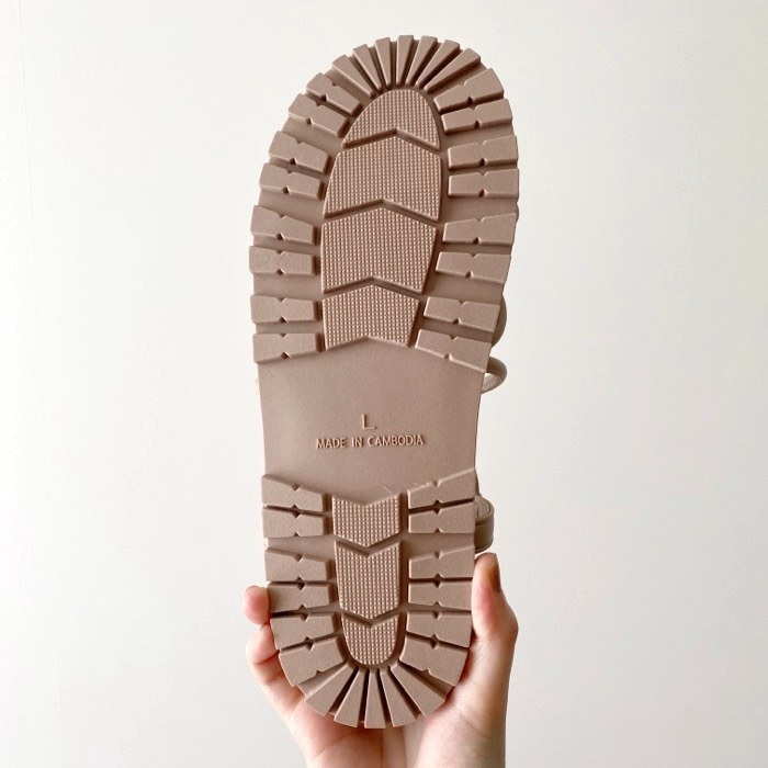 GUのオススメのファッション「ナローストラップフラットサンダル」