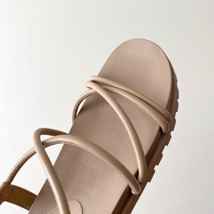 GUのオススメのファッション「ナローストラップフラットサンダル」