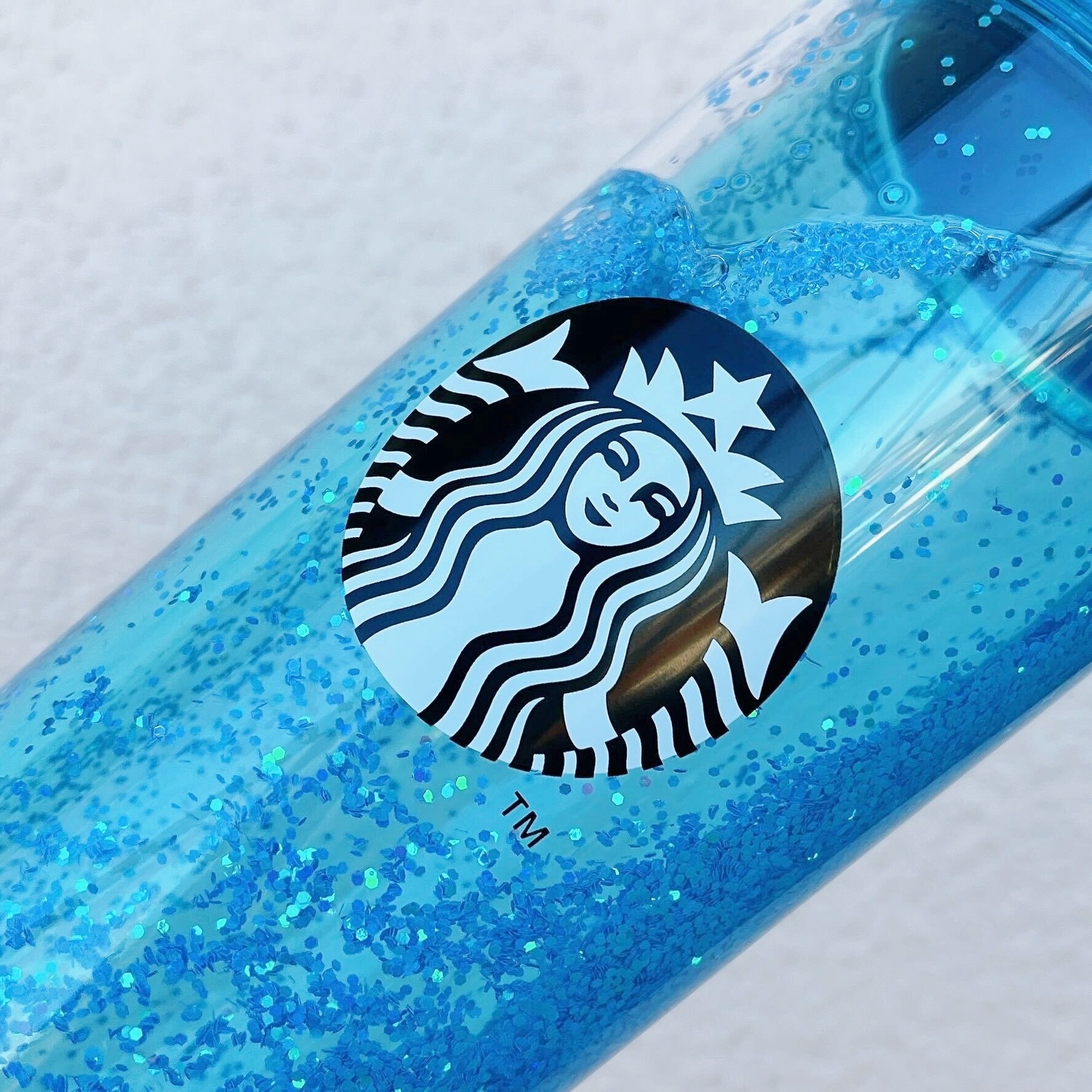Starbucks Coffee（スターバックスコーヒー）のオススメの新作「ウォーターインタンブラーブルーグリッター473ml」