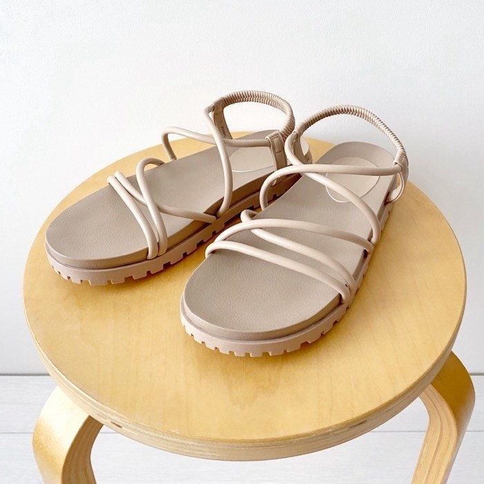 GUのオススメのファッション「ナローストラップフラットサンダル」