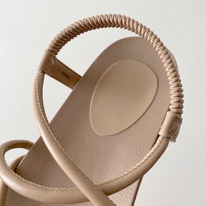 GUのオススメのファッション「ナローストラップフラットサンダル」