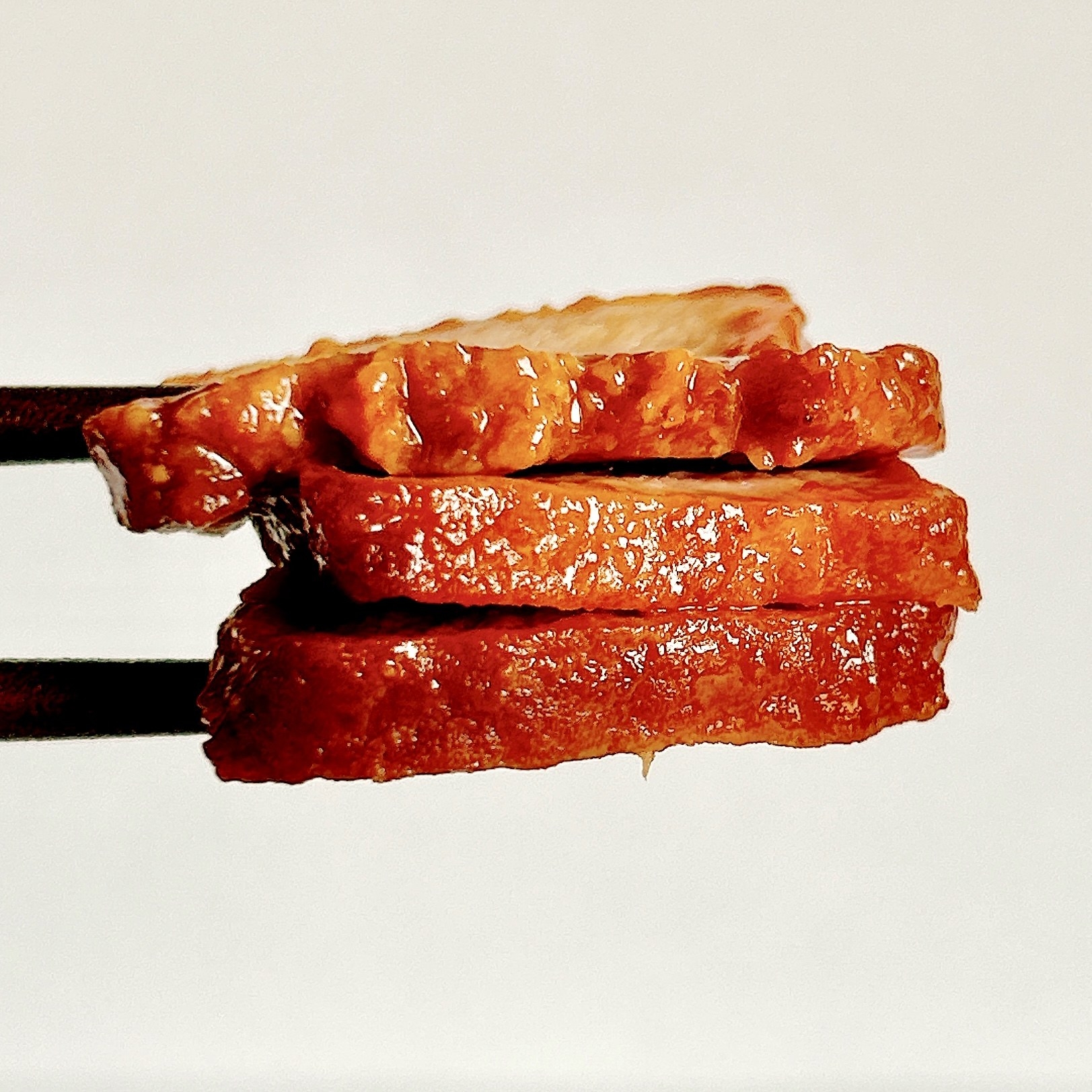 FamilyMart(ファミリーマート)のオススメの惣菜「直火焼の香ばしさ厚切り焼豚」