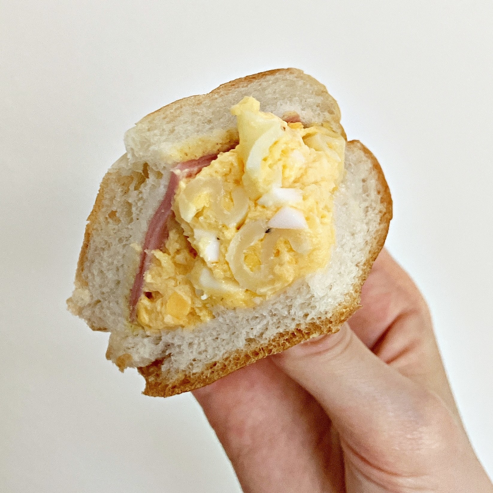 LAWSON（ローソン）のおすすめパン「もちもちベーグルサンド ごろごろチーズとマカロニたまご」