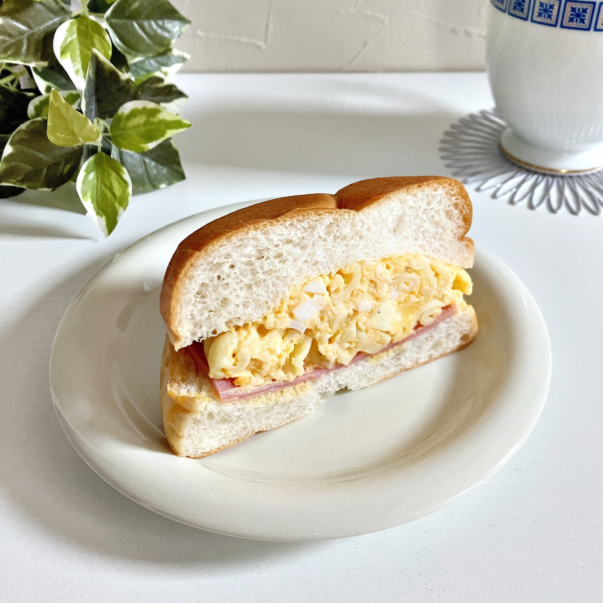 LAWSON（ローソン）のおすすめパン「もちもちベーグルサンド ごろごろチーズとマカロニたまご」