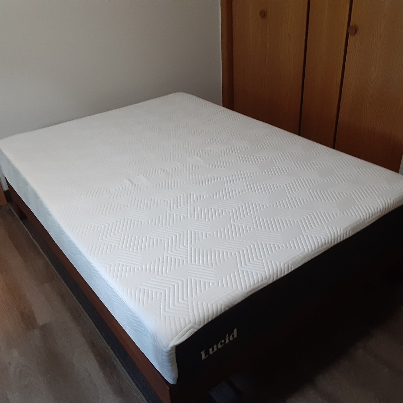 white mattress protector on bed