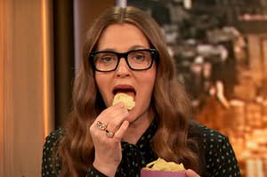 Drew Barrymore eating potato chips