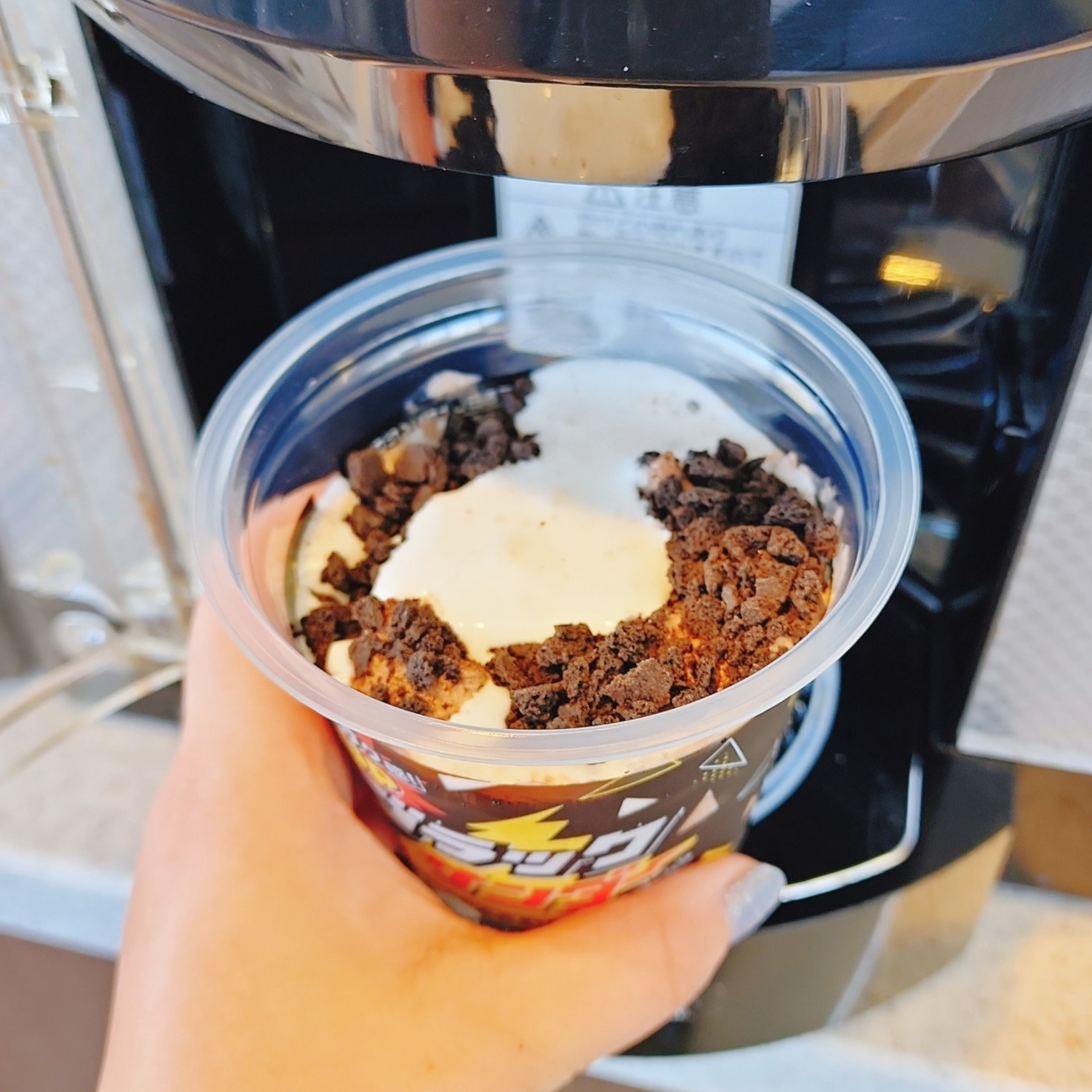 FamilyMart（ファミリーマート）のおすすめスイーツ「ブラックサンダー チョコレートフラッペ」