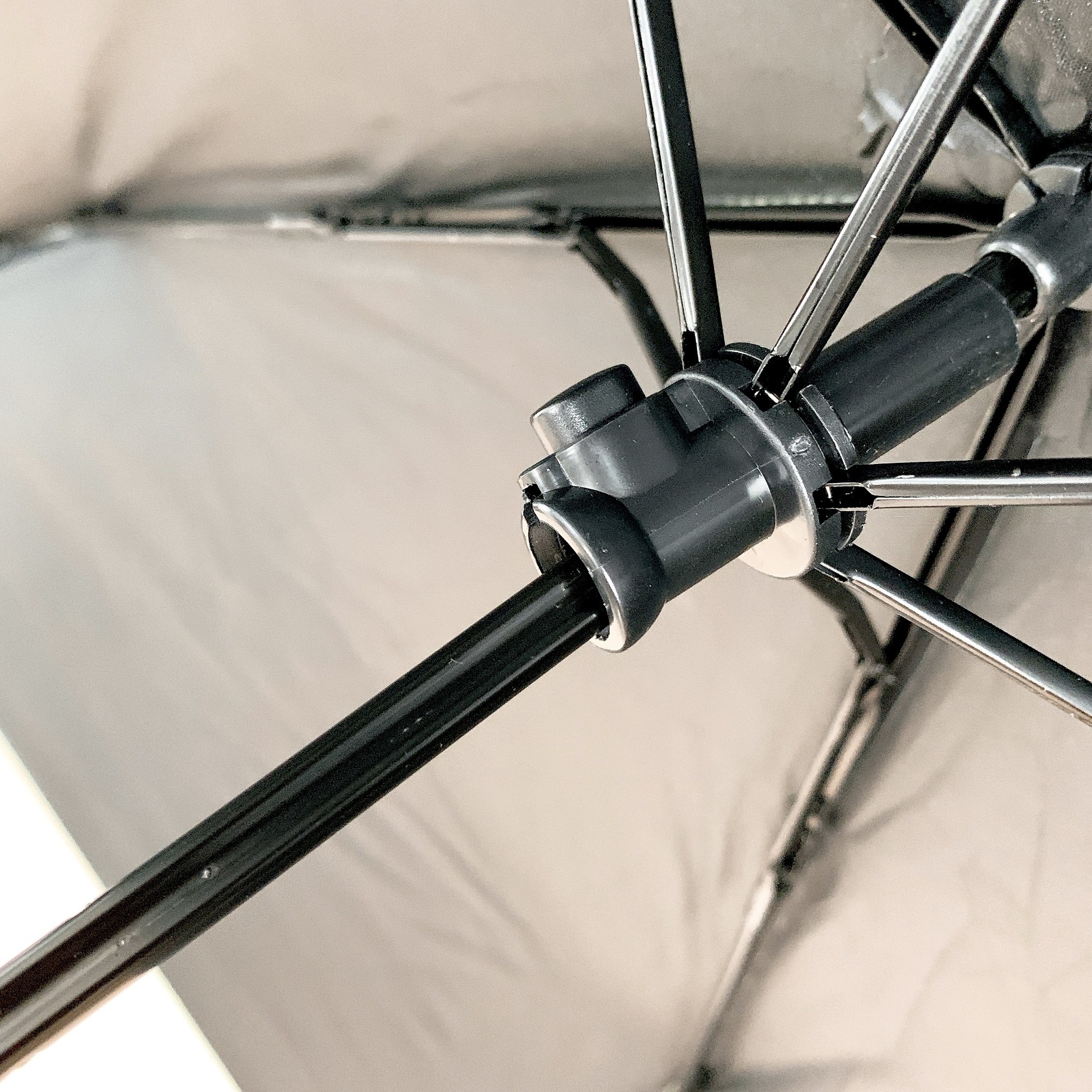 3COINS（スリーコインズ）のおすすめの便利アイテム「晴雨兼用折傘ロゴ」