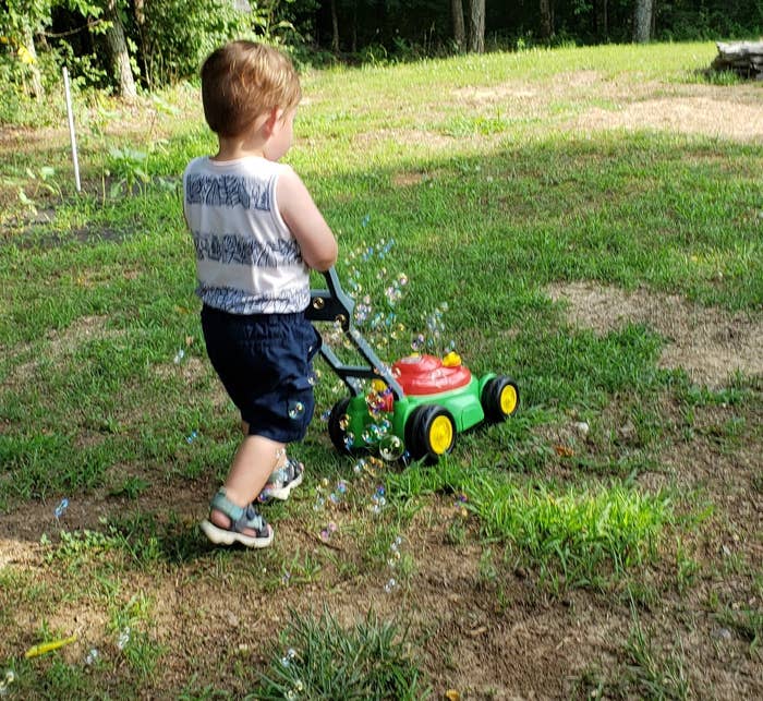 9 Best Toy Lawn Mowers for Kids 2022 - Lawn Mower Toys With Bubbles