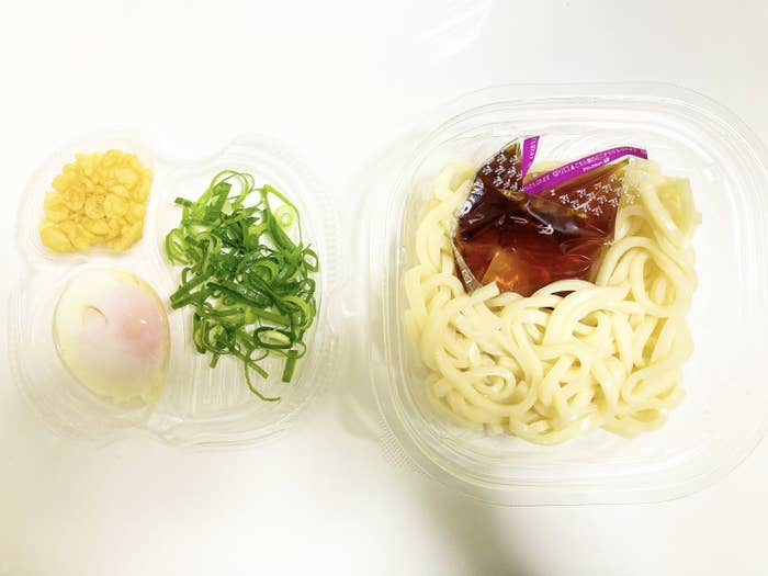セブン-イレブンのおすすめ商品「半熟玉子の冷しぶっかけうどん」