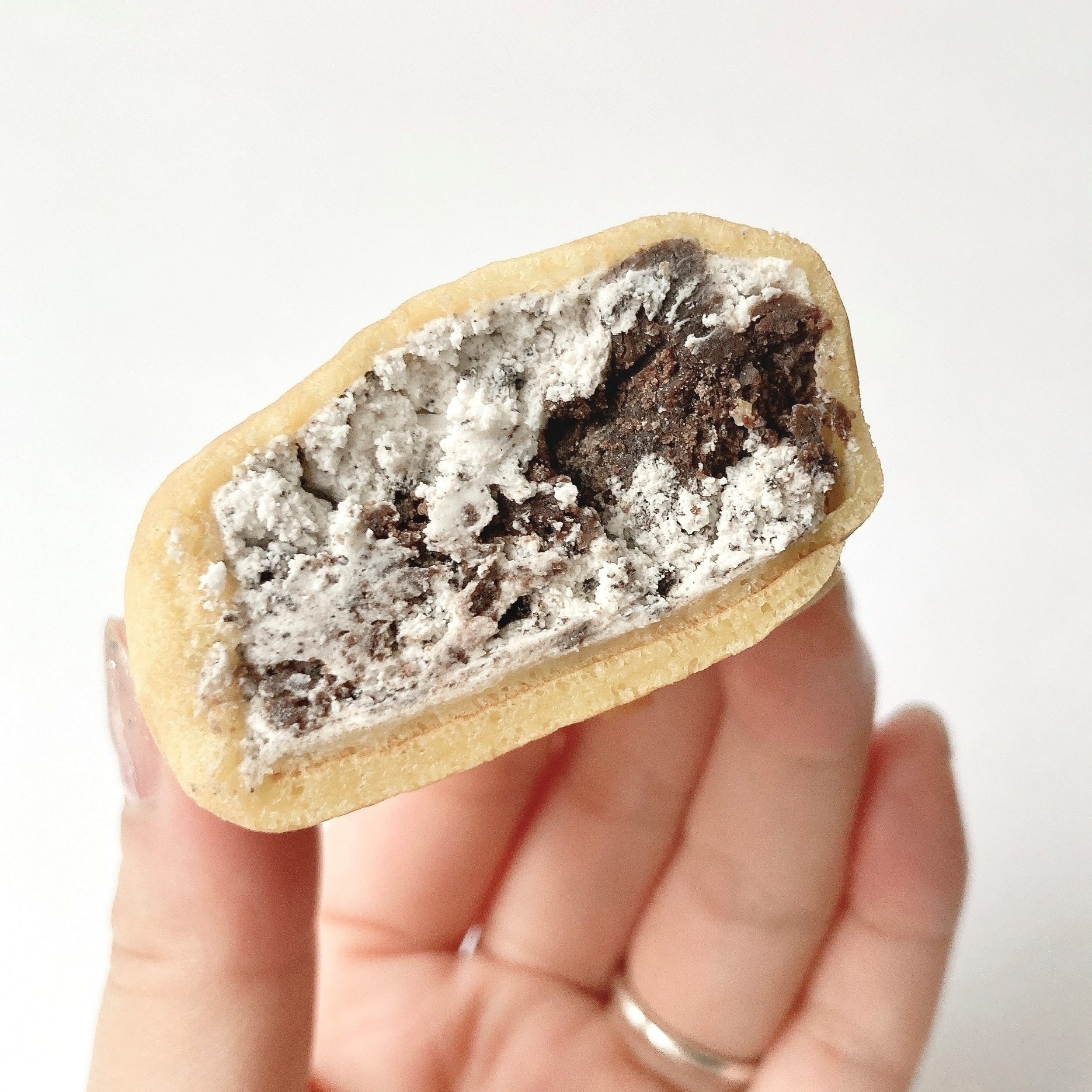 FamilyMart(ファミリーマート)のオススメのスイーツ「ファミマ・ザ・クレープ クッキー&クリーム」