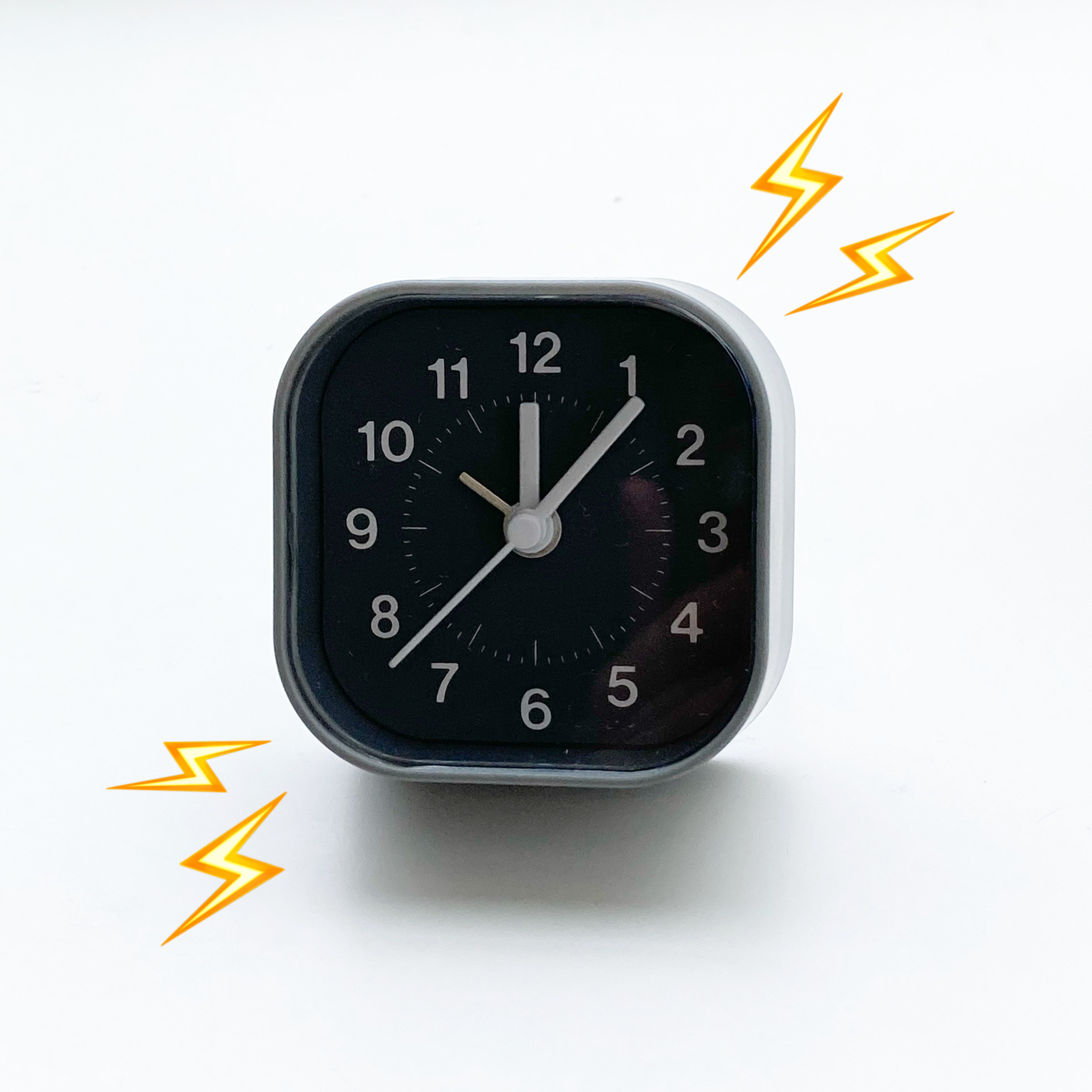 DAISO(ダイソー)のおすすめインテリア雑貨「ミニクロック(スクエア、グレー)」