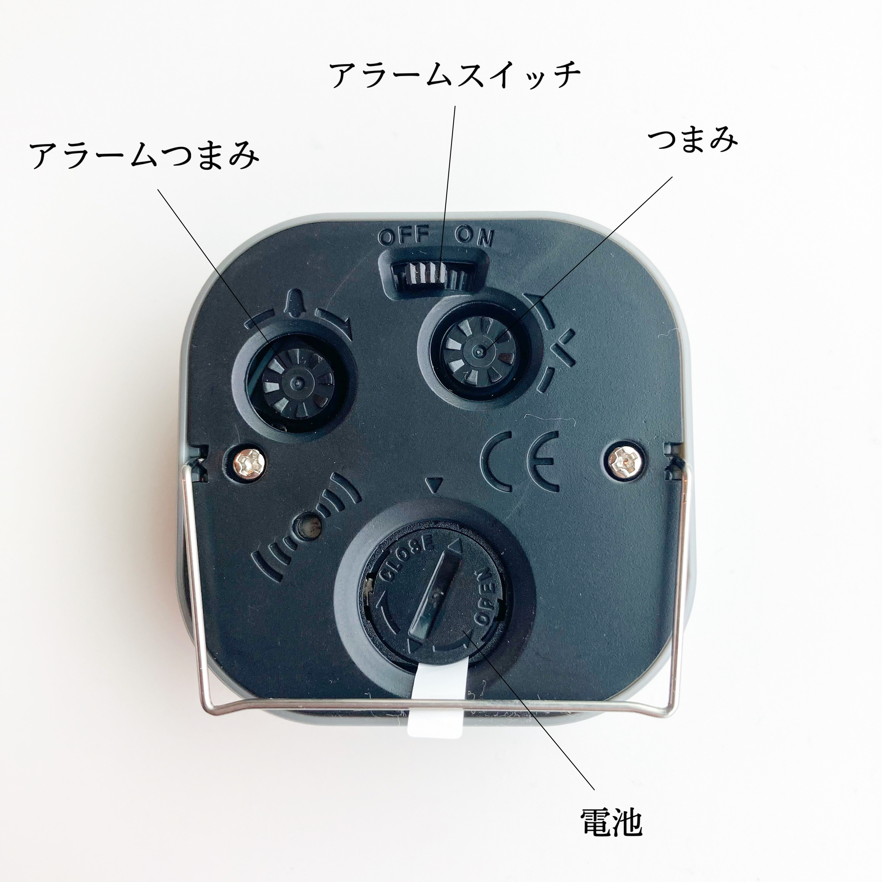 DAISO(ダイソー)のおすすめインテリア雑貨「ミニクロック(スクエア、グレー)」