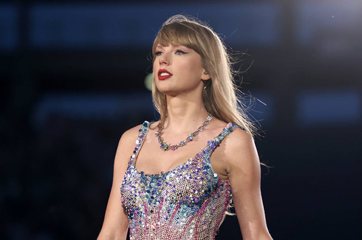 https://img.buzzfeed.com/buzzfeed-static/static/2023-06/9/12/campaign_images/efd7fe42cb82/taylor-swifts-reputation-was-finally-at-its-peak--3-730-1686314388-0_dblbig.jpg?resize=1200:*