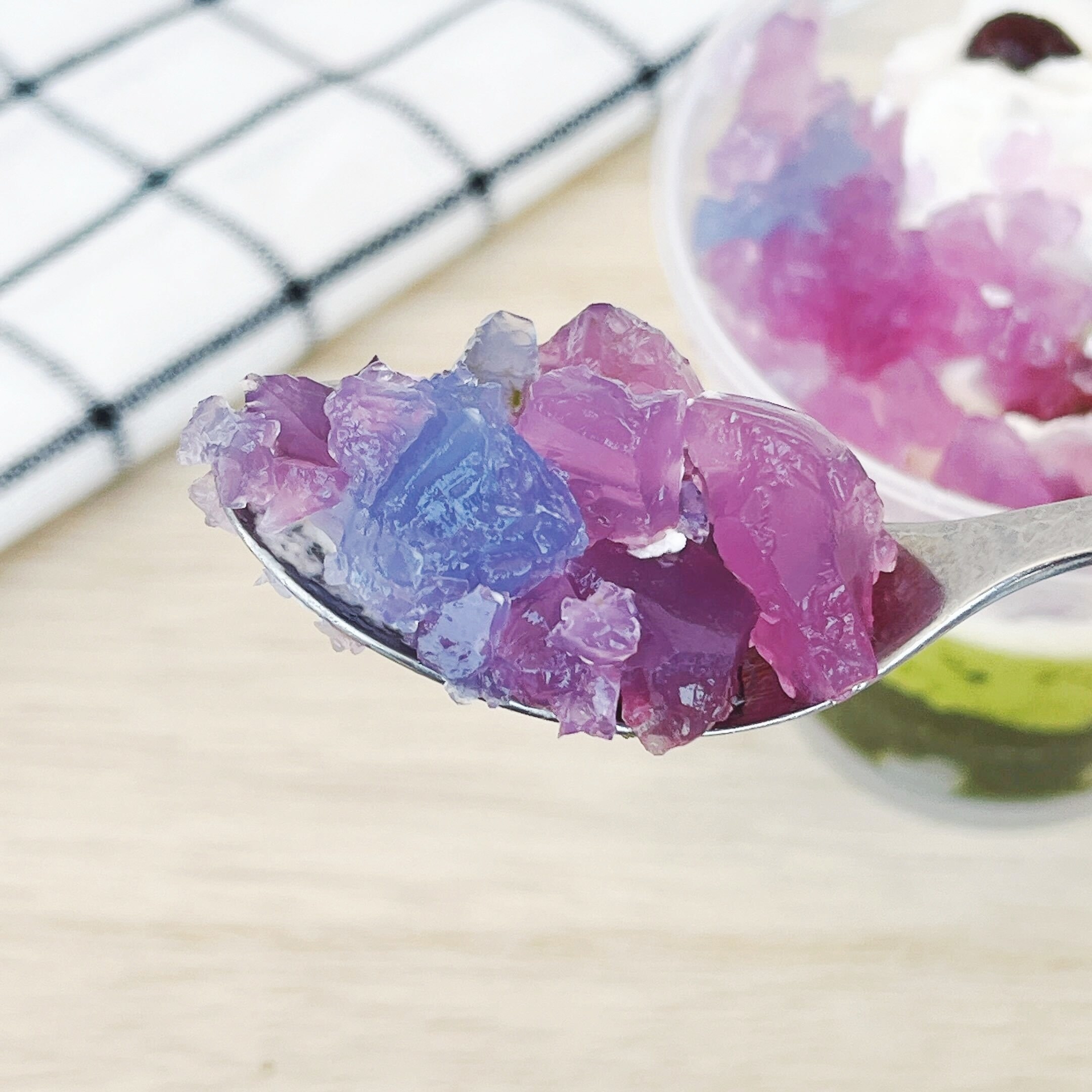 セブン-イレブンのオススメのスイーツ「宇治抹茶のパフェ あじさい色のレモンゼリー」