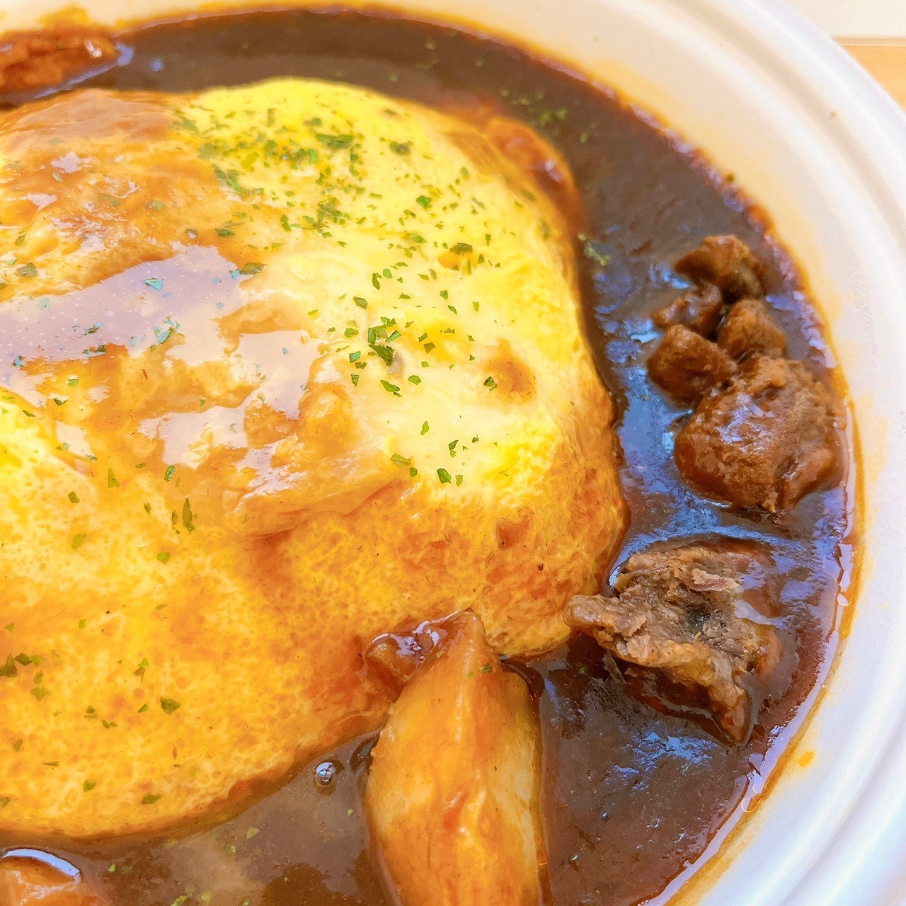 セブン-イレブンのおすすめのお弁当「三國シェフ監修 ビーフシチューオムライス」