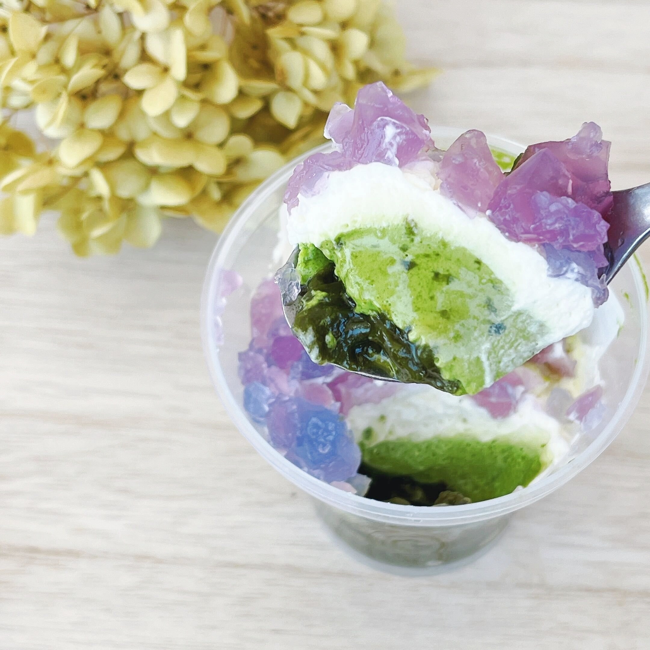 セブン-イレブンのオススメのスイーツ「宇治抹茶のパフェ あじさい色のレモンゼリー」