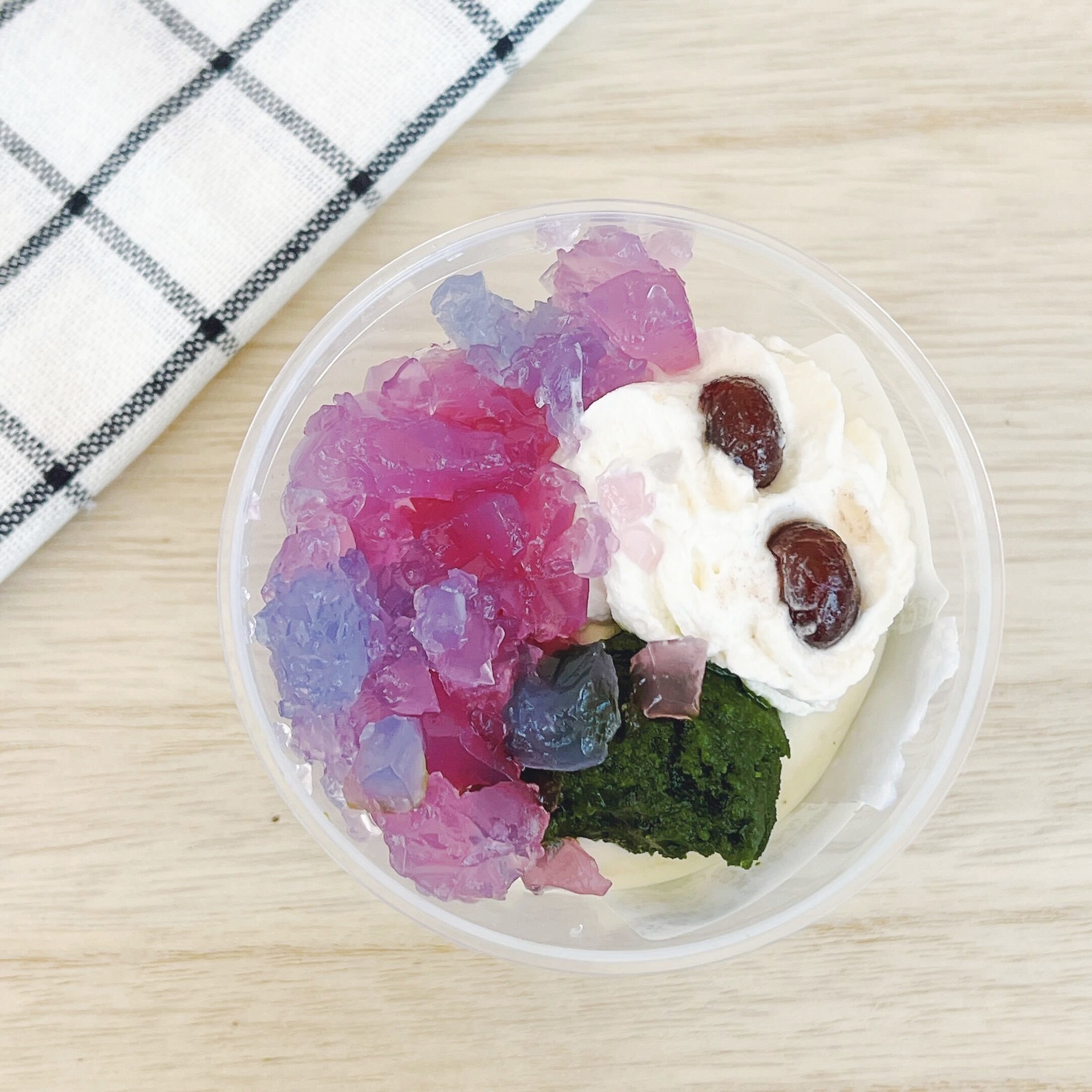 セブン-イレブンのオススメのスイーツ「宇治抹茶のパフェ あじさい色のレモンゼリー」