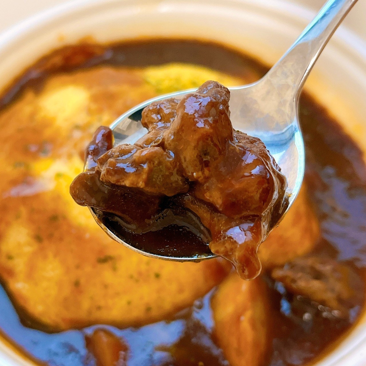 セブン-イレブンのおすすめのお弁当「三國シェフ監修 ビーフシチューオムライス」