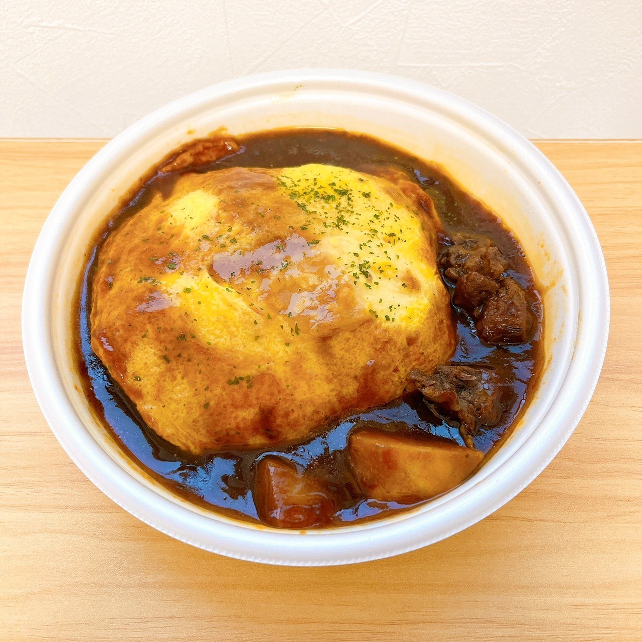 セブン-イレブンのおすすめのお弁当「三國シェフ監修 ビーフシチューオムライス」