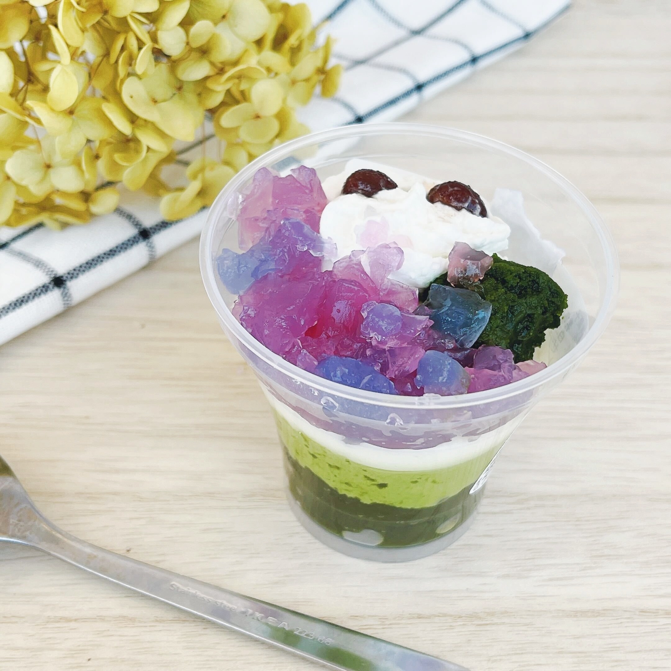 セブン-イレブンのオススメのスイーツ「宇治抹茶のパフェ あじさい色のレモンゼリー」