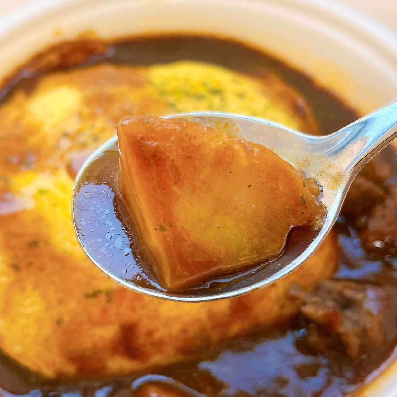 セブン-イレブンのおすすめのお弁当「三國シェフ監修 ビーフシチューオムライス」