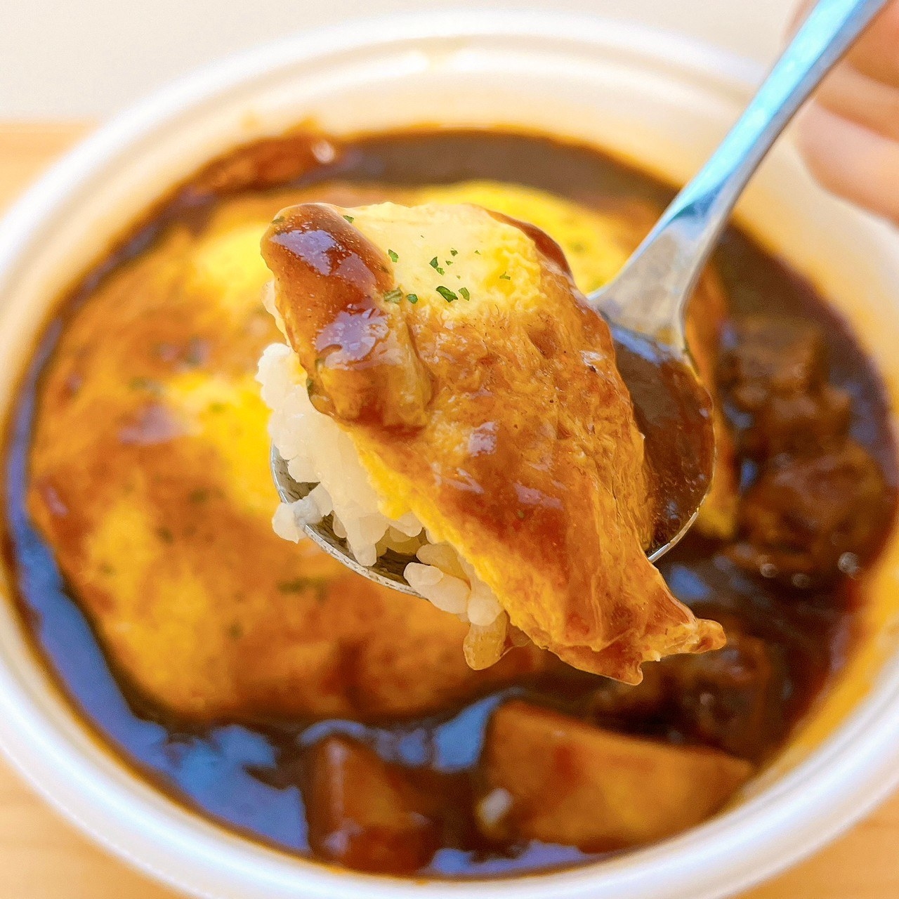 セブン-イレブンのおすすめのお弁当「三國シェフ監修 ビーフシチューオムライス」