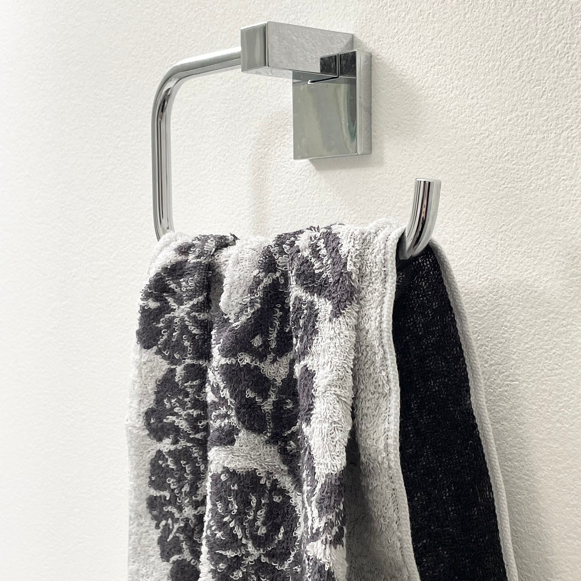 FamilyMart（ファミリーマート）のおすすめのアイテム「今治フェイスタオル MONSTERA PAREAU（モンステラ パレウ）」